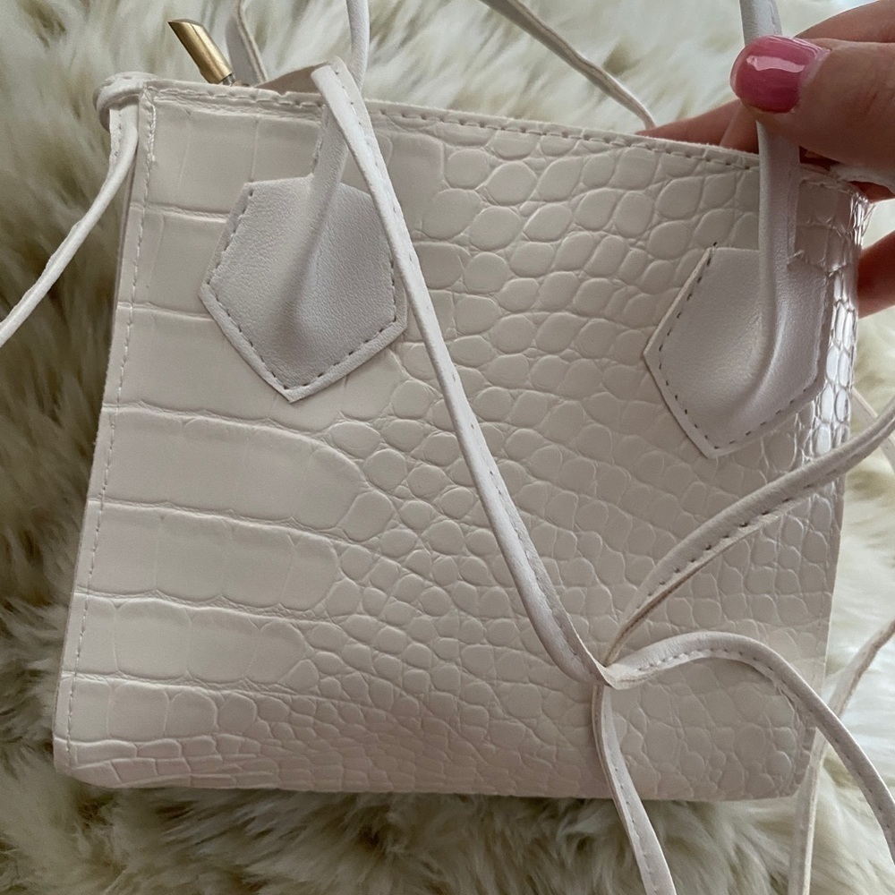 NWOT - cute small, white croc pattern purse - Picture 7 of 10